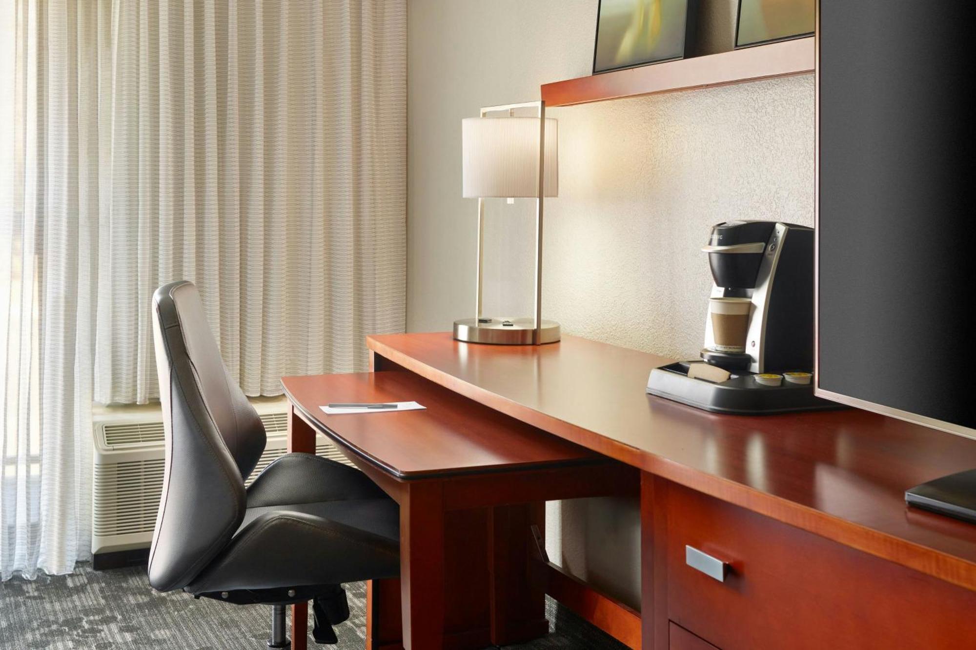 Courtyard By Marriott Atlanta Airport South/sullivan Road Hotel 3*