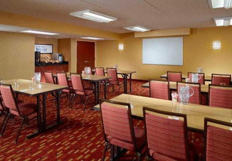 Hotel Courtyard By Marriott Atlanta Airport South/sullivan Road 3*
